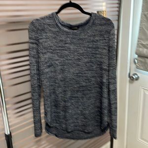 Lovely navy long sleeve sz small banana republic curved hem top